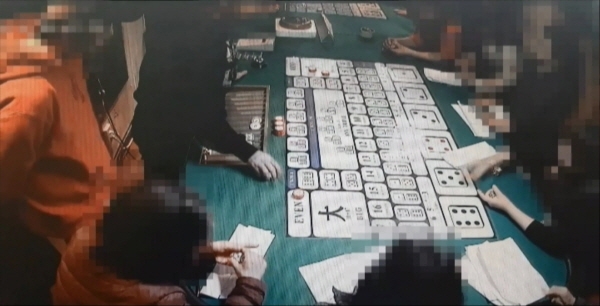 도박장 내부에서 도박꾼들이 칩을 배팅하는 모습. [사진=경기남부지방경찰청 제공]