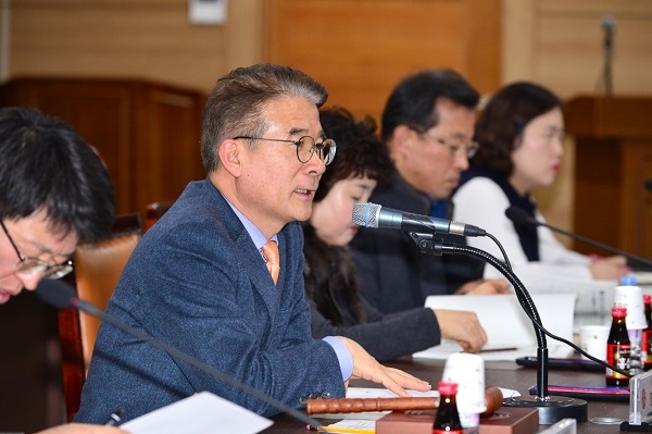 정종제 광주광역시 행정부시장이 14일 오후 시청 3층 소회의실에서 열린 기후변화대응 범시민협의회 회의에 참석해 2019년도 기후변화대응 세부 시행계획을 심의하고 미세먼지 및 폭염 대책을 보고 받고 있다.(사진제공=광주광역시)