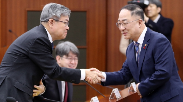 홍남기 경제부총리와 이재갑 장관 [뉴시스]