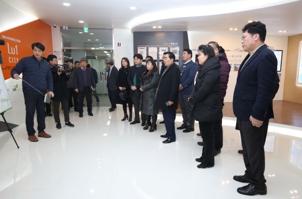 루원시티 도시개발사업 홍보관을 찾은 구 의원들