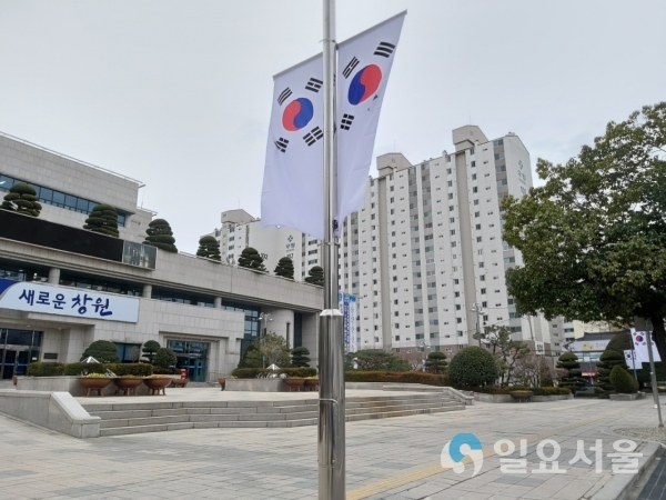 마산합포구청사 일대 태극기 물결 넘실 © 창원시 제공