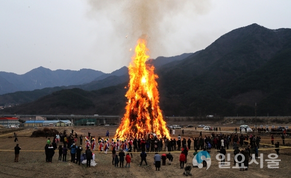산청군 정월대보름 달집태우기 행사 자료사진 © 산청군 제공