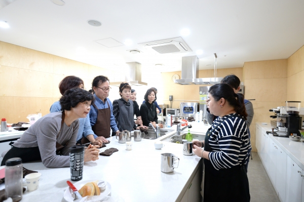 지난해 동작50플러스센터에서 진행된 '바리스타 양성교육' 프로그램 수강모습.