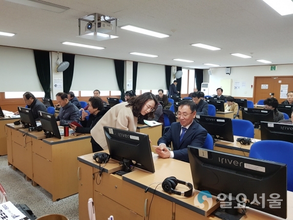 서정두 의창구청장이 정보화교육장에서 교육생들과 함께 수업 참여 © 창원시 제공