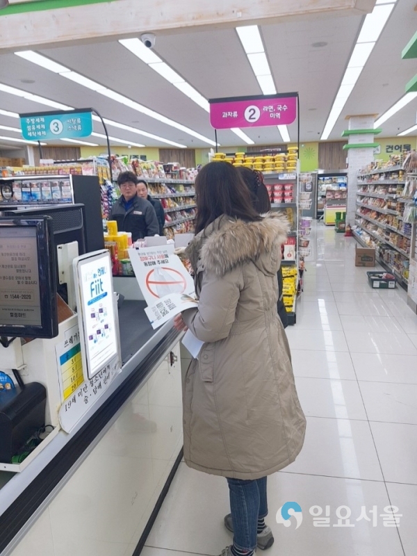 1회용 비닐봉지 사용금지 현장계도 © 의령군 제공