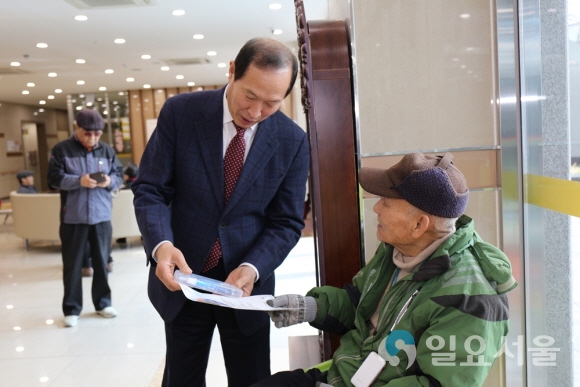 정창근 대구경북지방병무청장이 병역명문가 안내를 하고 있다. 사진=대구경북병무청