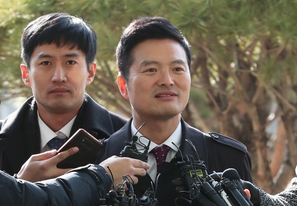 청와대 특별감찰반의 민간인 사찰 의혹을 제기한 김태우 전 검찰 수사관이 지난 14일 오전 고발인 신분으로 조사받기 위해 서울 송파구 서울동부지방검찰청으로 들어서며 취재진의 질문에 답하고 있다. [뉴시스]
