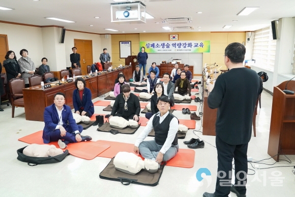 수성구의회 의원들이 교육용 마네킹을 활용하여 심폐소생술 실습을 하고 있다. 사진=수성구의회