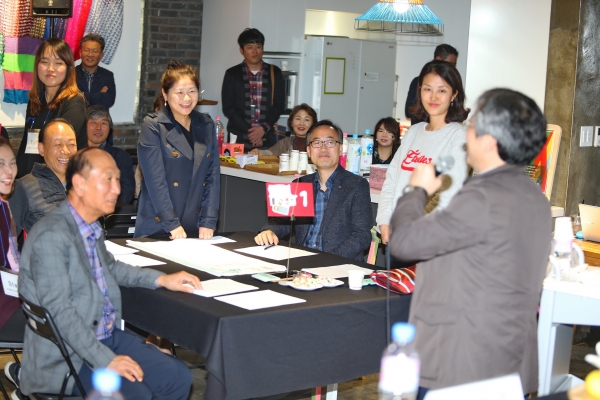 지난해 10월 열린 주정차 문화 개선을 위한 주민 대 토론회에서 유성훈 금천구청장(사진 가운데)이 지역의제를 주민들과 함께 논의하고 있다.
