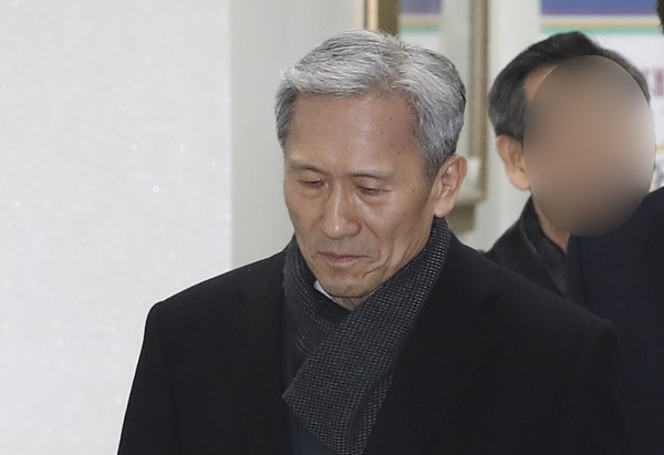 김관진 전 국가안보실 실장이 지난 8일 서초구 서울중앙지법에서 열린 '軍 댓글공작’ 관련 결심 공판을 마친 뒤 법원을 빠져 나오고 있다. 이날 검찰은 김 전 실장에 대해 징역 7년을 구형했다. [뉴시스]