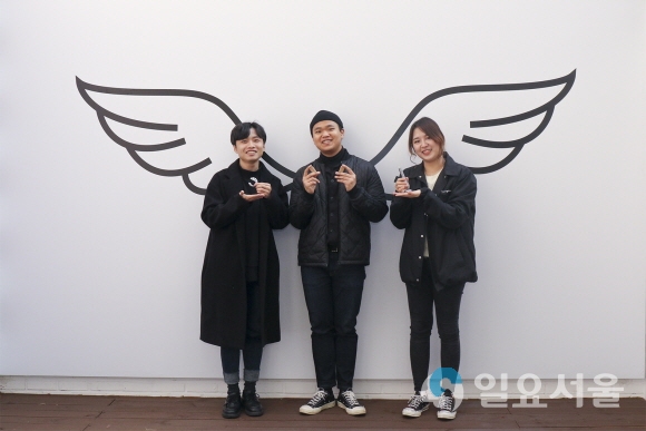 경일대 코워킹 스페이스에서 각자 제품을 들고 있는 학생들(좌측부터 강진성, 배재웅, 박수정). 사진제공=경일대학교
