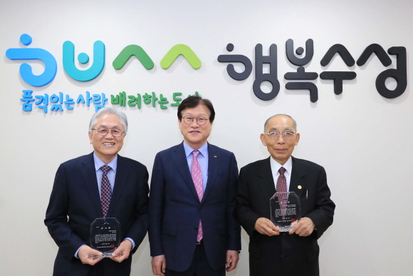 왼쪽에서 첫 번째 류시문 한맥도시개발회장, 두 번째 김대권 수성구청장, 세 번째 류재양 대구·경북사랑의 쌀나누기운동협의회장. 사진=수성구청