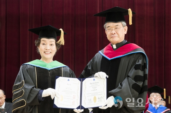 21일 대구가톨릭대 명예박사 학위를 받은 김계남 전 총동창회장(왼쪽)이 김정우 총장과 함께 학위기를 보이고 있다. 사진=대구가톨릭대