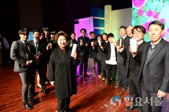 남성희 총장은 최근 대학 교직원 및 학생대표와 함께 플라스틱 프리 챌린지 캠페인에 동참했다. 사진=대구보건대