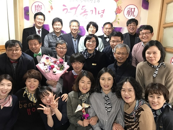 경주시 일자리창출과가 지난 21일 이병원 일자리경제국장과 직원 20여 명이 참석해 1주년 기념행사를 진행하고 기념사진을 찍고 있다.