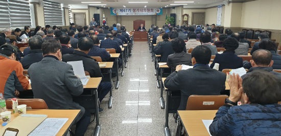 경주농협이 21일 농협 3층 대회의실에서 임직원 및 대의원 130여명이 참석한 가운데 정기대의원회를 개최했다.
