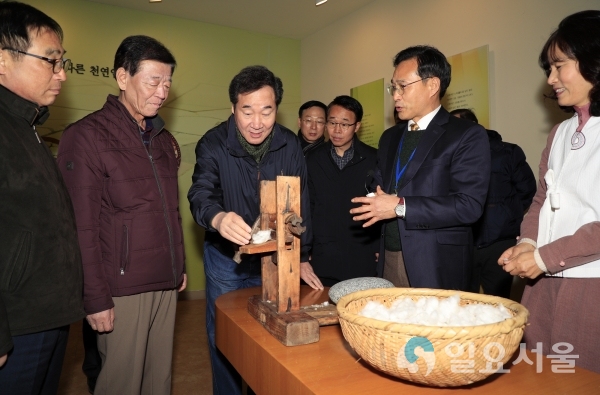 산청군 목면시배 유지를 찾은 이낙연 국무총리가 목화솜에서 씨를 빼는 작업인 씨아기 체험을 하고 있다 © 산청군 제공