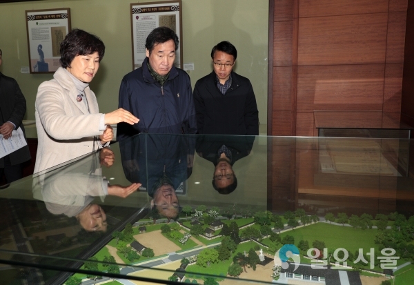산청군 남명 조식 유적지를 찾은 이낙연 국무총리가 문화관광해설사의 설명을 듣고 있다 © 산청군 제공