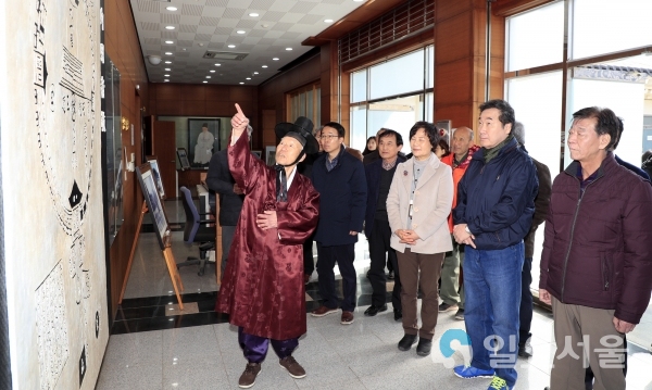 산청군 남명 조식 유적지를 찾은 이낙연 국무총리가 조식 선생의 후손인 조종명 옹에게서 경의사상을 요약한 신명사도에 대한 설명을 듣고 있다 © 산청군 제공