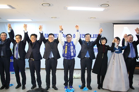고(故) 노회찬 의원의 지역구였던 경남 창원성산 4·3 보궐선거에 출마한 더불어민주당 권민호 예비후보가 지난 27일 창원시 중앙동 대흥인터빌에서 선거사무소 개소식을 열고 선거 승리를 위한 결의를 다지고 있다.