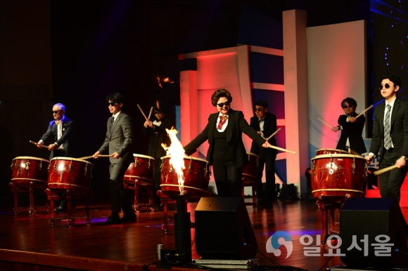 대구보건대학교 인당아트홀에서 열린 신입생 OT에서 남성희 총장과 학생 대표들이 난타 공연을 펼치고 있다. 사진=대구보건대