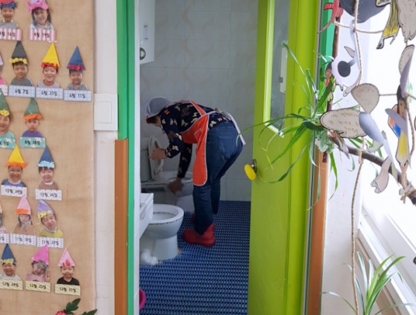 서대문구가 3월부터 어린이집에 ‘대체 조리인력’을 지원한다. 사진은 ‘키즈클린플러스 사업’을 통해 어린이집 청소를 지원하는 모습.
