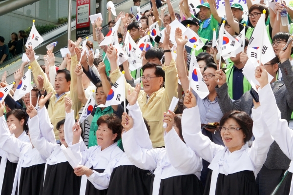 ▲ 지난해 광복절에 열린 ‘광복 제73주년 기념식’에서 유덕열 동대문구청장(두 번째 줄, 오른쪽 세 번째)이 구민들과 만세 삼창을 하고 있다.