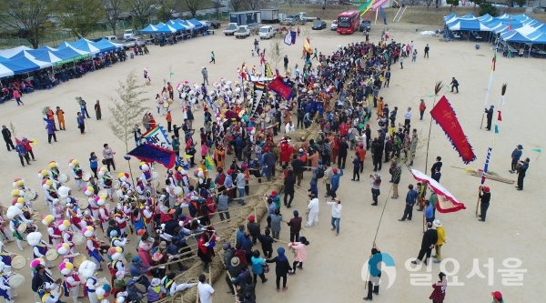 지난해 국가무형문화재 제26호 영산줄다리기가 펼쳐지고 있는 것을 드론으로 촬영한 장면 © 창녕군 제공