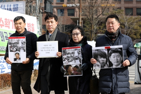 바른미래당 하태경(왼쪽 두번째) 의원이 지난 18일 오전 서울 여의도 국회 앞 5.18 천막농성장에서 열린 지만원피해자대책위와 5.18 단체장 공동 기자회견에 참석하기 위해 탈북자들과 걸어 들어오고 있다. [뉴시스]
