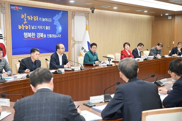 이철우 도지시가 26일 간부회의에서 기업의 입장에서 적극행정을 펼칠것을 강력히 주문하고 있다.