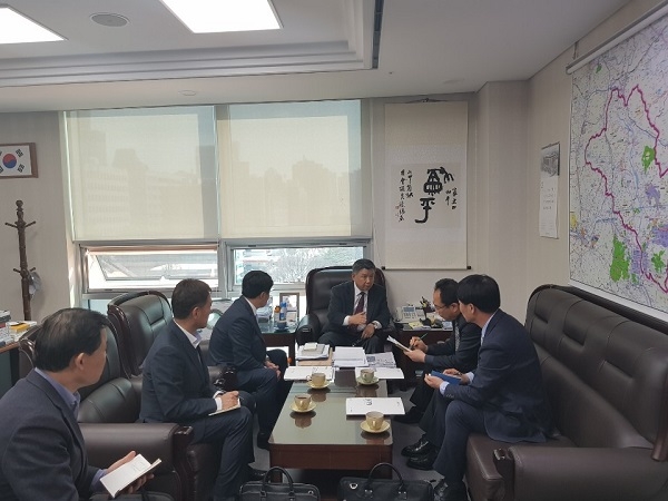 김상철 부시장이 26일 지역구 국회의원을 방문해 2020년도 국비예산 확보를 위한 신규사업의 필요성과 타당성을 설명하고 있다.