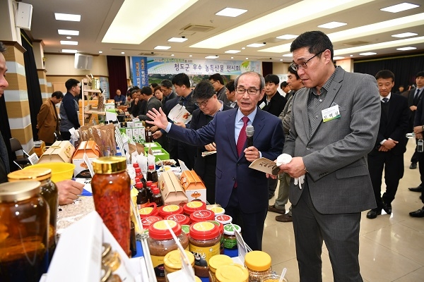 이승률 청도군수가 “청도군 우수 농특산물 전시회”에서 농산물에 대해 설명을 하고 있다.