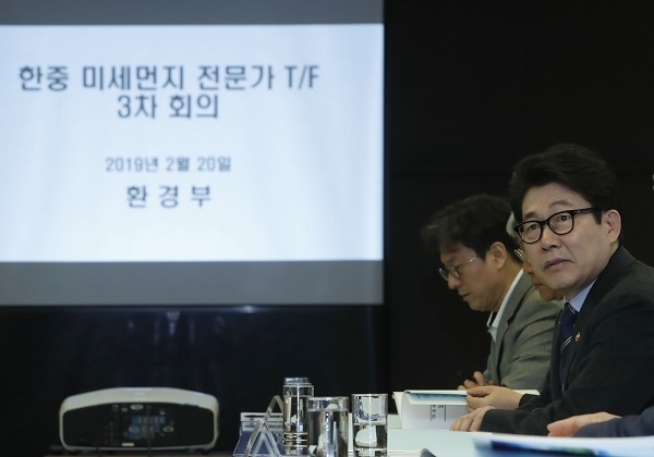조명래 환경부 장관이 지난 20일 서울 중구 프레스센터에서 열린 한중 미세먼지 전문가 T/F 3차 회의에 참석해 발언하고 있다. [뉴시스]