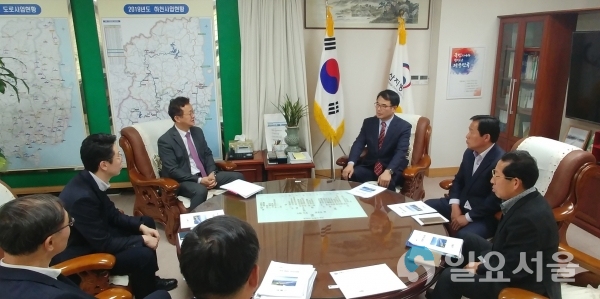 장충남 남해군수가 부산지방국토관리청을 방문해 정태화 청장에게 군내 국도관련 현안의 조속 추진을 건의했다 © 남해군 제공