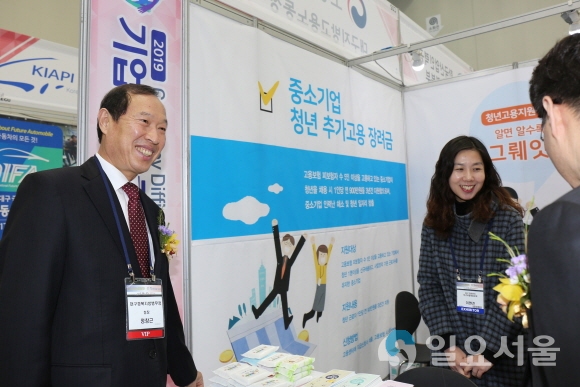 정창근 대구경북병무청장(왼쪽 첫 번째)이 박람회 부스를 둘러보고 있다. 사진=대구경북병무청