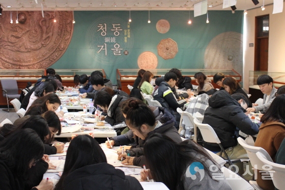 대구가톨릭대 학생들이 지난해 역사‧박물관에서 민화 에코백 만들기 체험을 하고 있다. 사진=대구가톨릭대