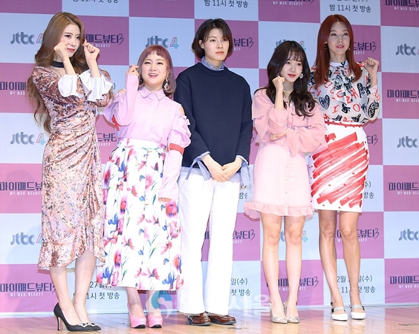 예능 마이매드뷰티3 제작발표회에 참석한 이미주(러블리즈)-박나래-이영신 PD-최유정(위키미키)-한혜진