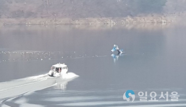 경남도 소방본부 헬기가 합천군 대병면 합천댐에 추락해 헬기가 물에 잠겨 꼬리 부분만 물 밖으로 나와 있다