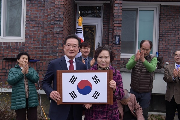 최기문 영천시장이 27일 독립유공자집을 방문해 명패를 달아드리고 기념사진을 찍고 있다.