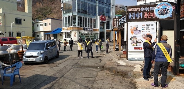울진군이 ‘울진대게와 붉은 대게 축제’를 맞아 친절캠페인을 벌이고 있다.