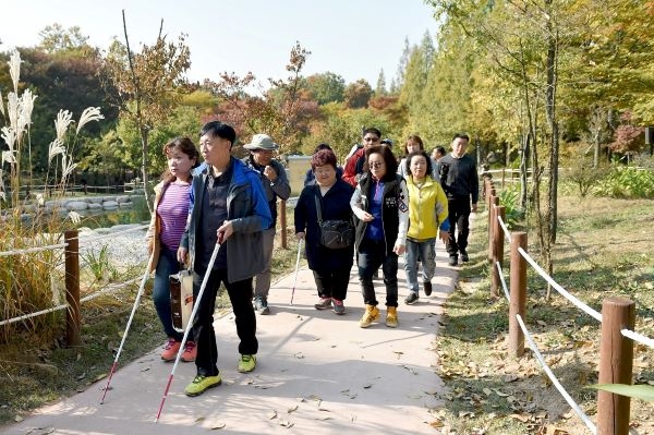 인천대공원 무장애 나눔길을 찾아 도란도란 이야기 나누는 장애인과 비장애인