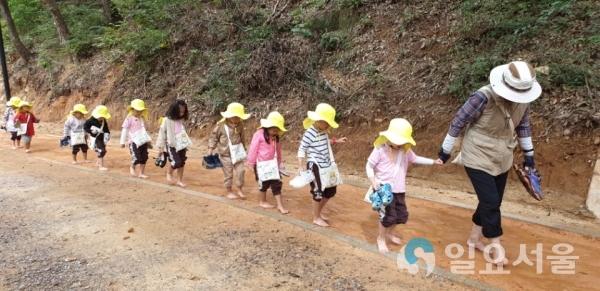 분성산 생태숲-숲해설가와 함께 하는 어린이황톳길 체험 © 김해시 제공