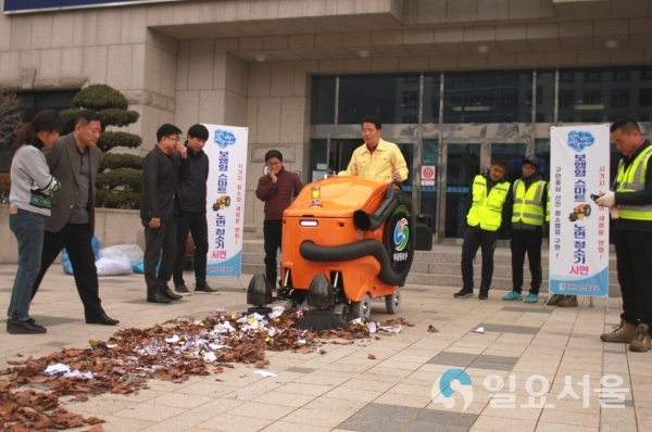 마산합포구 청소 트렌드의 변화 '보행형 스마트 노면청소기' © 창원시 제공
