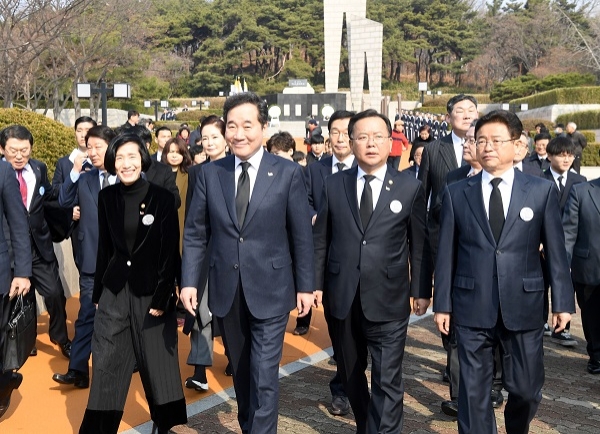 이낙영 국무총리(왼쪽두번째)가 이철우 도지사와 2.28민주운동 기념탑 참배를 하기 위해 이동 하고 있다.