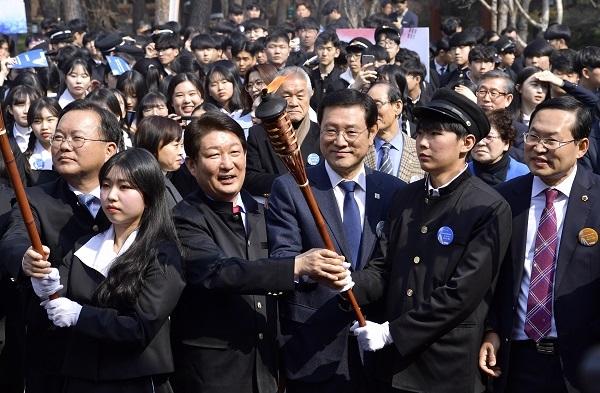 이용섭 광주광역시장과 권영진 대구시장이 28일 오전 대구 2·28기념 중앙공원에서 열린 2·28민주운동 재현행사에서 '민주의 횃불'을 함께 점화하고 있다.(사진제공=광주광역시)
