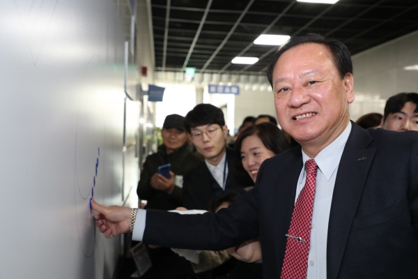 유동균 마포구청장이 28일 오전 마포구청 1층 로비에서 열린 '3.1절 100주년 기념 자원봉사 행사'에서 벽면에 설치된 대형 태극기에 손도장을 찍고 있다.