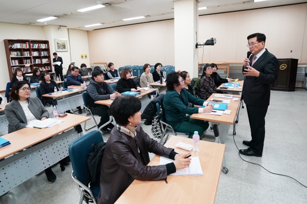 27일(수) 오후 3시, 동대문구청 사내아카데미서 진행된 ‘2019 여성 안심귀가 스카우트 발대식’에서 유덕열 동대문구청장이 인사말을 하고 있다.