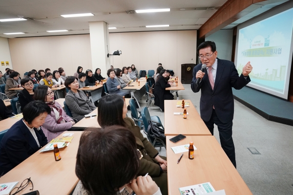 유덕열 동대문구청장이 2월 25일 열린 ‘도농상생 공공급식사업’ 설명회에서 지역 어린이집 및 복지시설 관계자를 대상으로 사업의 장점을 설명하고 있다.