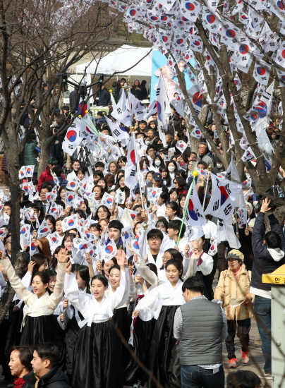 지난 28일 서울 용산구 효창공원에서 열린 3.1절 100주년 기념 만세운동 재현행사에 참석한 학생들이 만세를 외치며 행진하고 있다. [뉴시스]