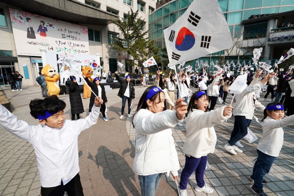 ▲1일, 동대문구청 광장에서 열린 ‘Remember 1919’ 행사에서 청소년과 지역주민 500여 명이 나라사랑 만세운동 플래시몹(독도는 우리땅)을 하고 있다.